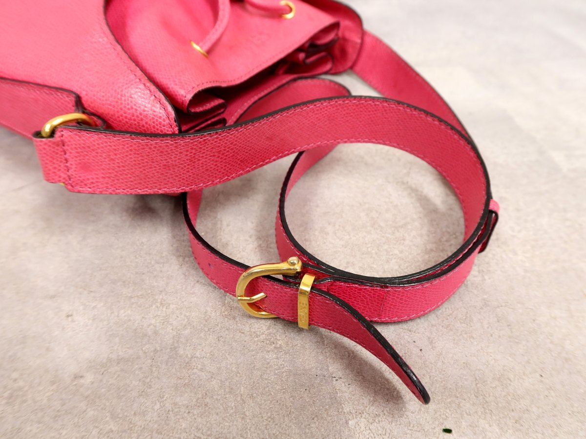 ●超美品●CELINE セリーヌ●ロゴ型押し●カーフ レザー 本革●巾着 ショルダー バッグ●ピンク●ゴールド金具●ヴィンテージ●Js62806_画像4