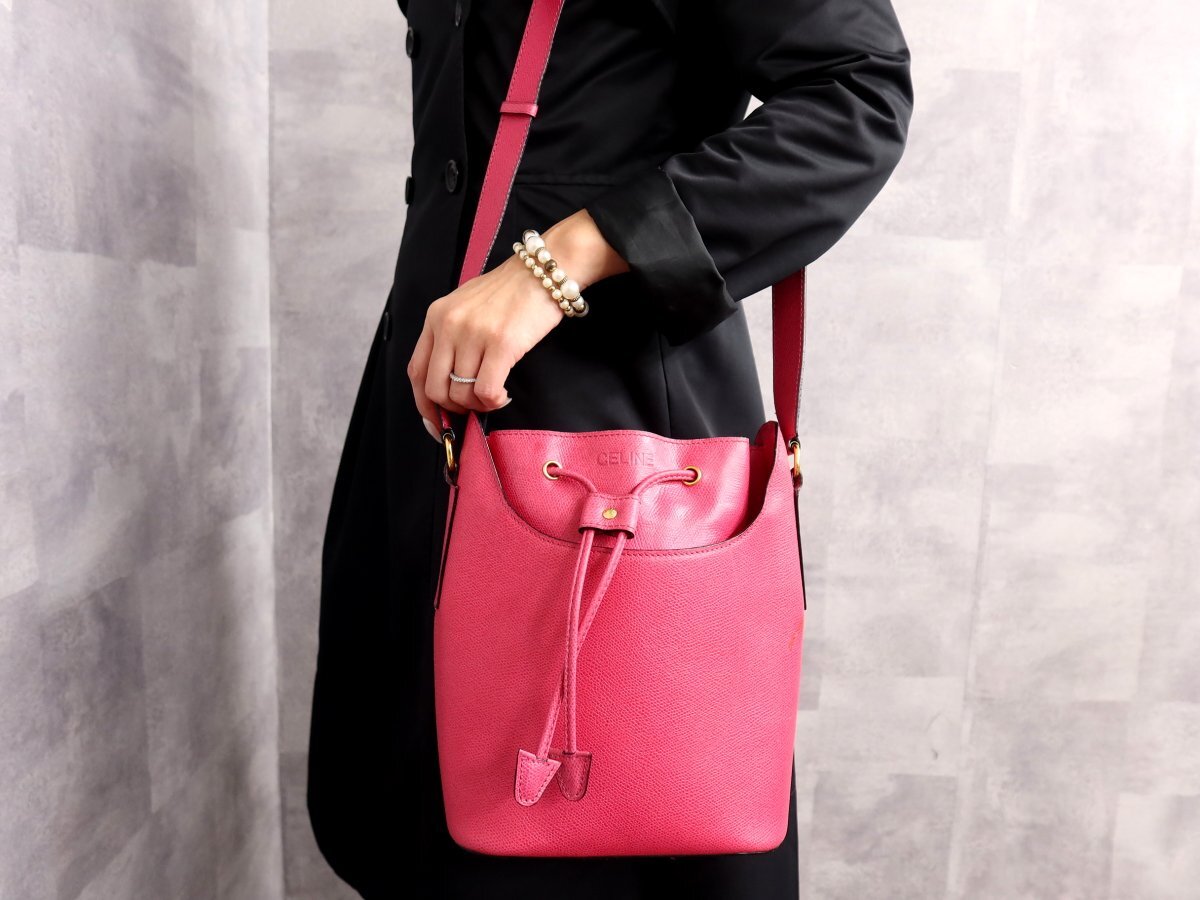 ●超美品●CELINE セリーヌ●ロゴ型押し●カーフ レザー 本革●巾着 ショルダー バッグ●ピンク●ゴールド金具●ヴィンテージ●Js62806_画像2