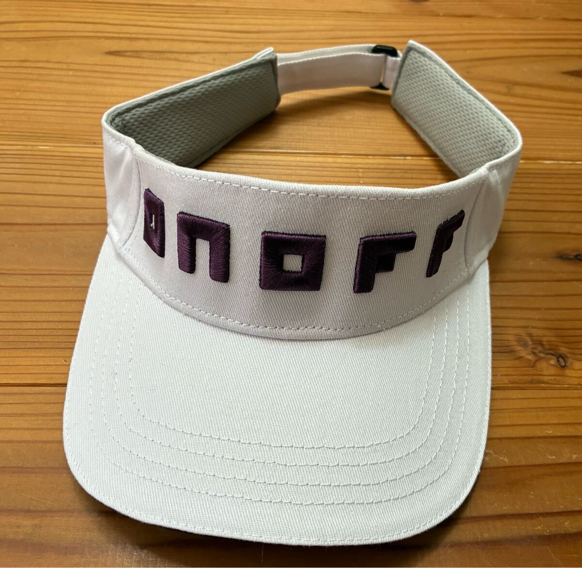 送料込み！！　ONOFF ゴルフサンバイザー 白 サンバイザー GOLF 美品　ゴルフウェア 帽子　オノフ　ロゴ　ホワイト　紫ロゴ_画像1