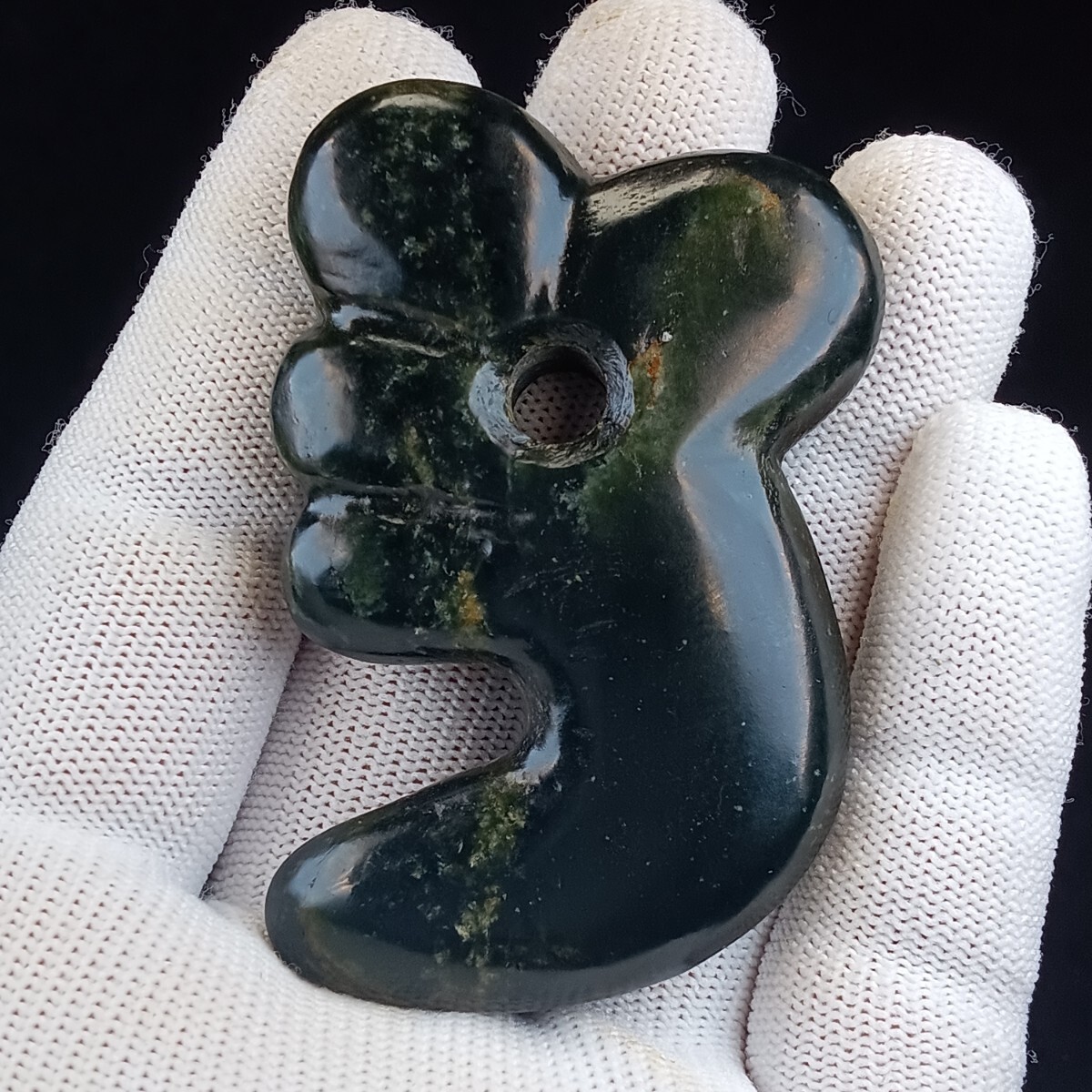 ★24時間以内発送★希少 縄文、弥生、古墳、須恵器、緑の濃い 透明感質感良い 墨翠 碧玉 子持勾玉 激安_画像3