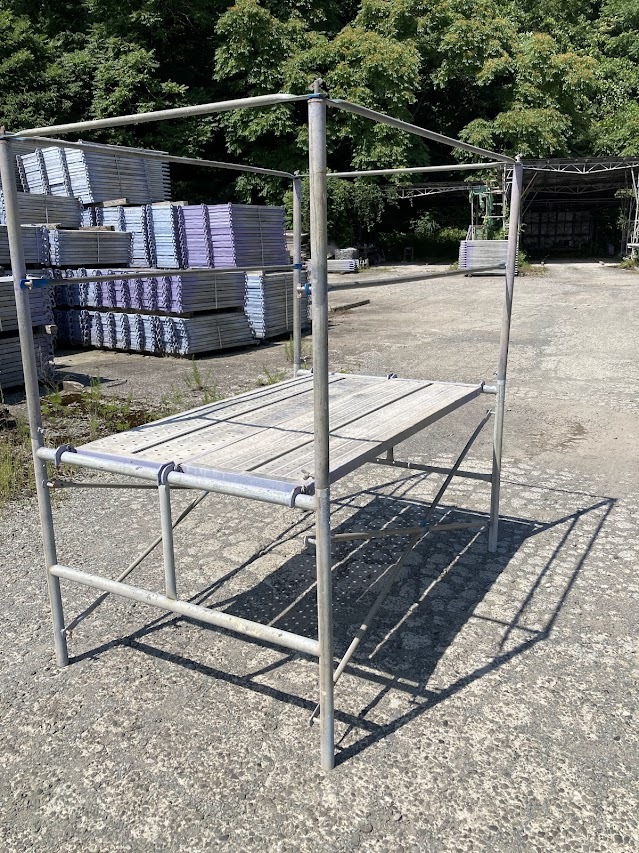 枠組足場組合せ商品　作業台　ステージ　高所作業　立ち馬　朝礼台　W1200　L1800　H900　手摺付き　宮城県_画像1