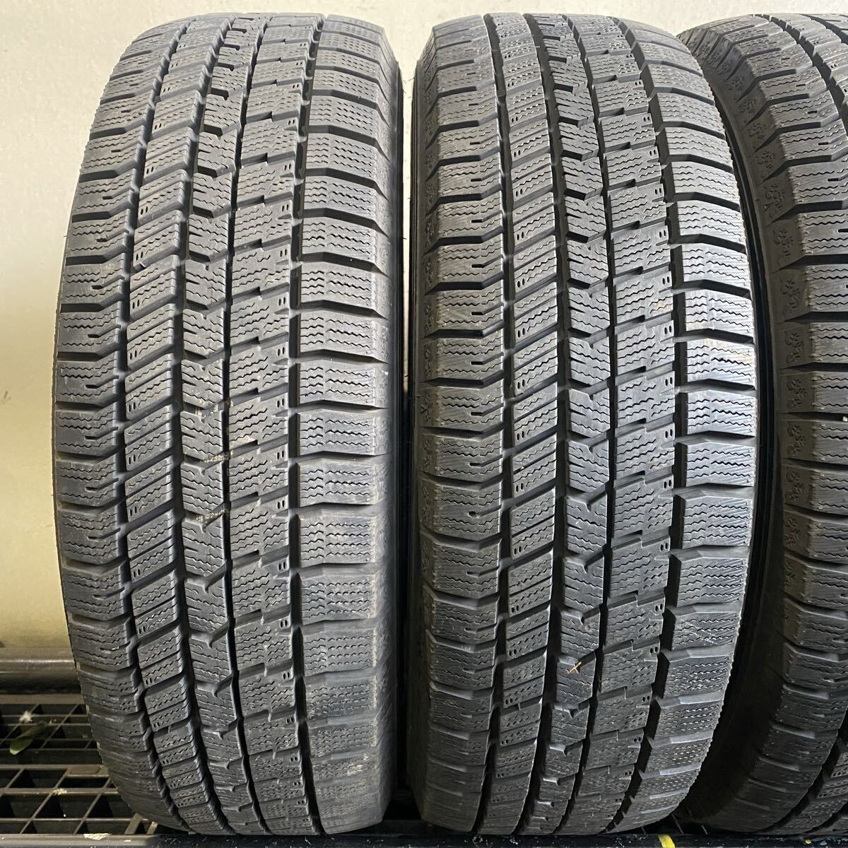 R9243 送料無料☆深溝スタッドレス☆グッドイヤー GOODYEAR ICENAVI8 195/65R16 92Q 4本　2021年製_画像2