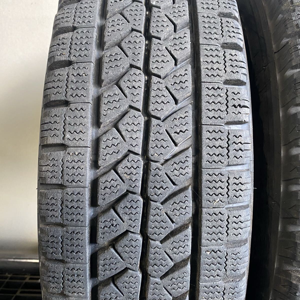 T9823 送料無料☆深溝スタッドレス☆ブリヂストンBRIDGESTONE BLIZZAK W979 205/70R16 111/109L 2本　2020年製_画像2