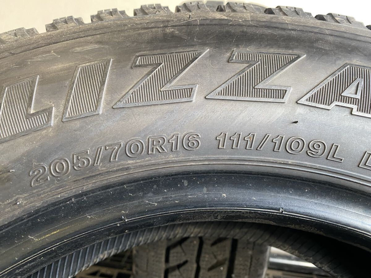 T9823 送料無料☆深溝スタッドレス☆ブリヂストンBRIDGESTONE BLIZZAK W979 205/70R16 111/109L 2本　2020年製_画像6