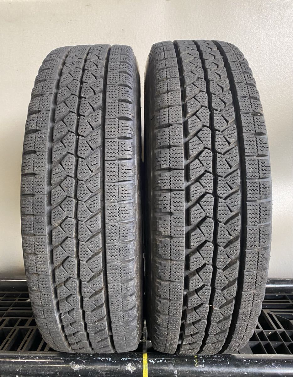 T9823 送料無料☆深溝スタッドレス☆ブリヂストンBRIDGESTONE BLIZZAK W979 205/70R16 111/109L 2本　2020年製_画像1