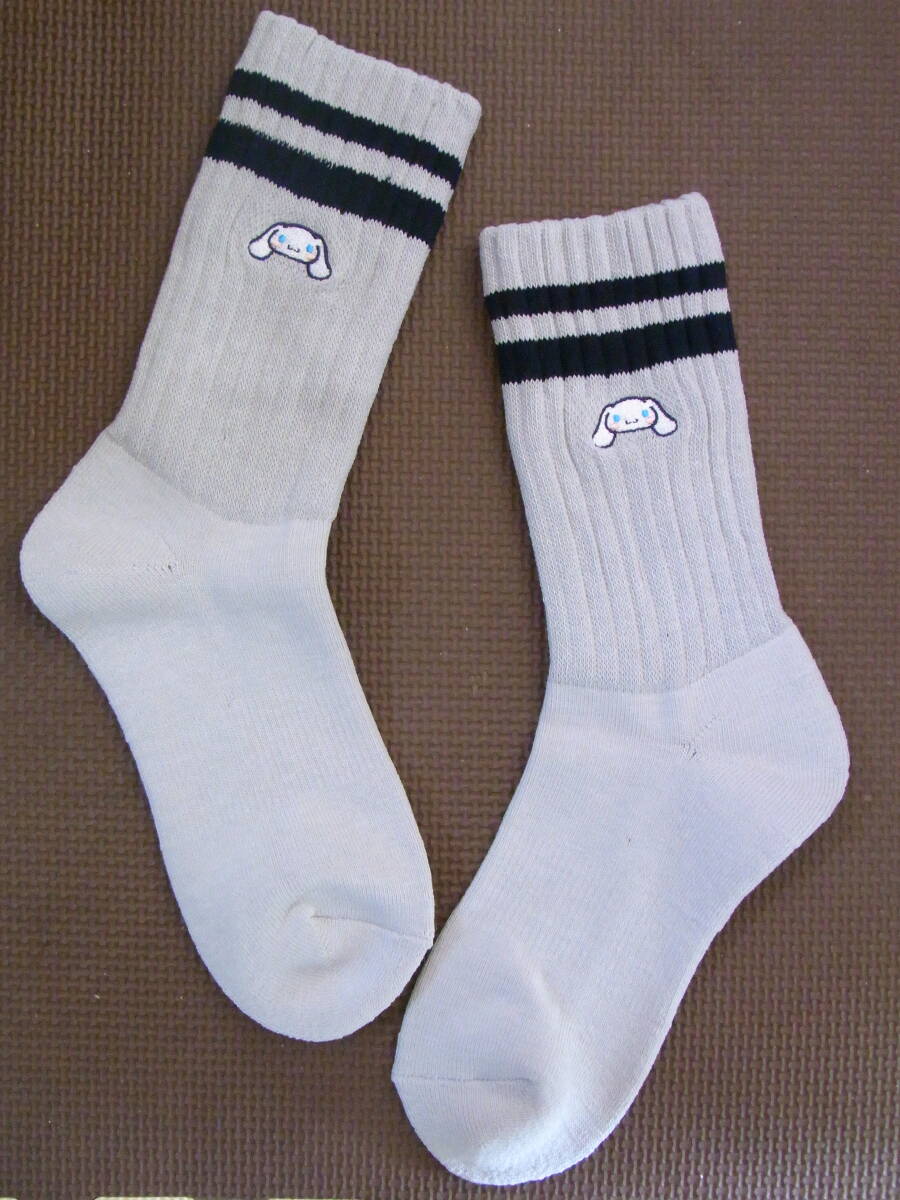 ★美品★可愛いGIRL★薄いグレー色★シナモロール★サンリオ★ライン入り★スポーツ★ソックス★靴下★サイズ23cm☆_画像1