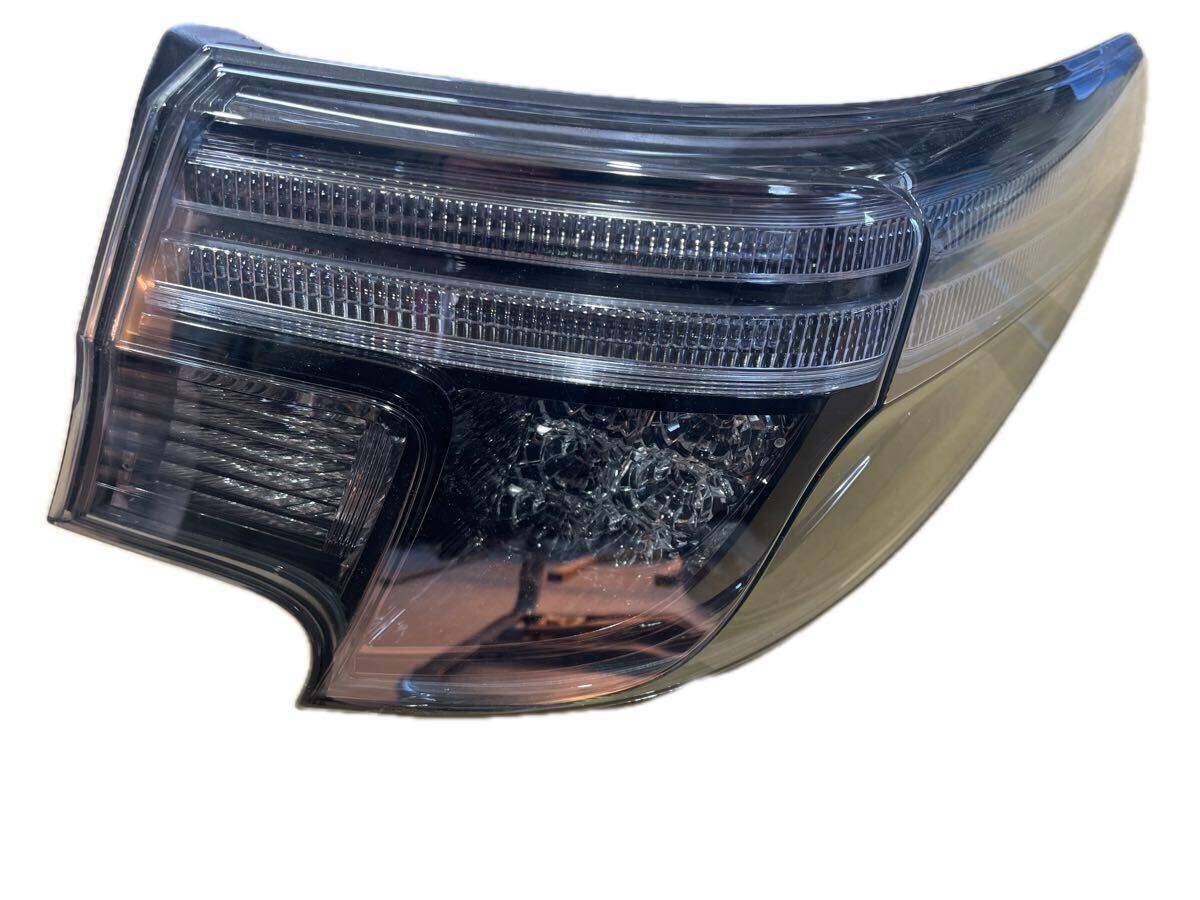 トヨタ 純正 マークX 《 GRX130 》 右テールランプ_画像1