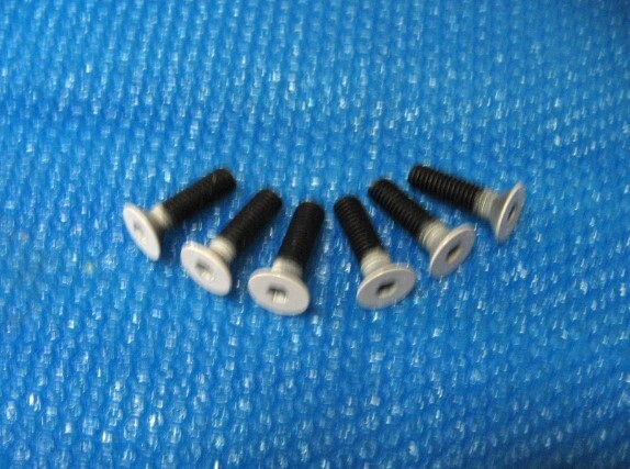 NEWサイズ・●MOMO／ ステアリング・カラー皿ボルト・ホワイト １８L ／新品● _画像1