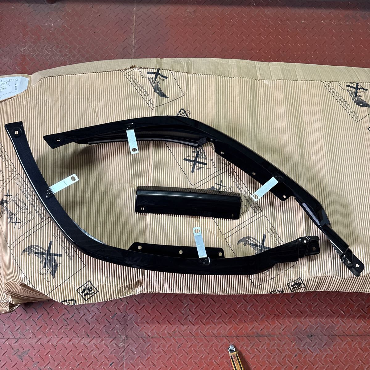 60系GRプリウス　フロントリップスポイラー TRD エアロ　裏面の写真追加しました。_画像7