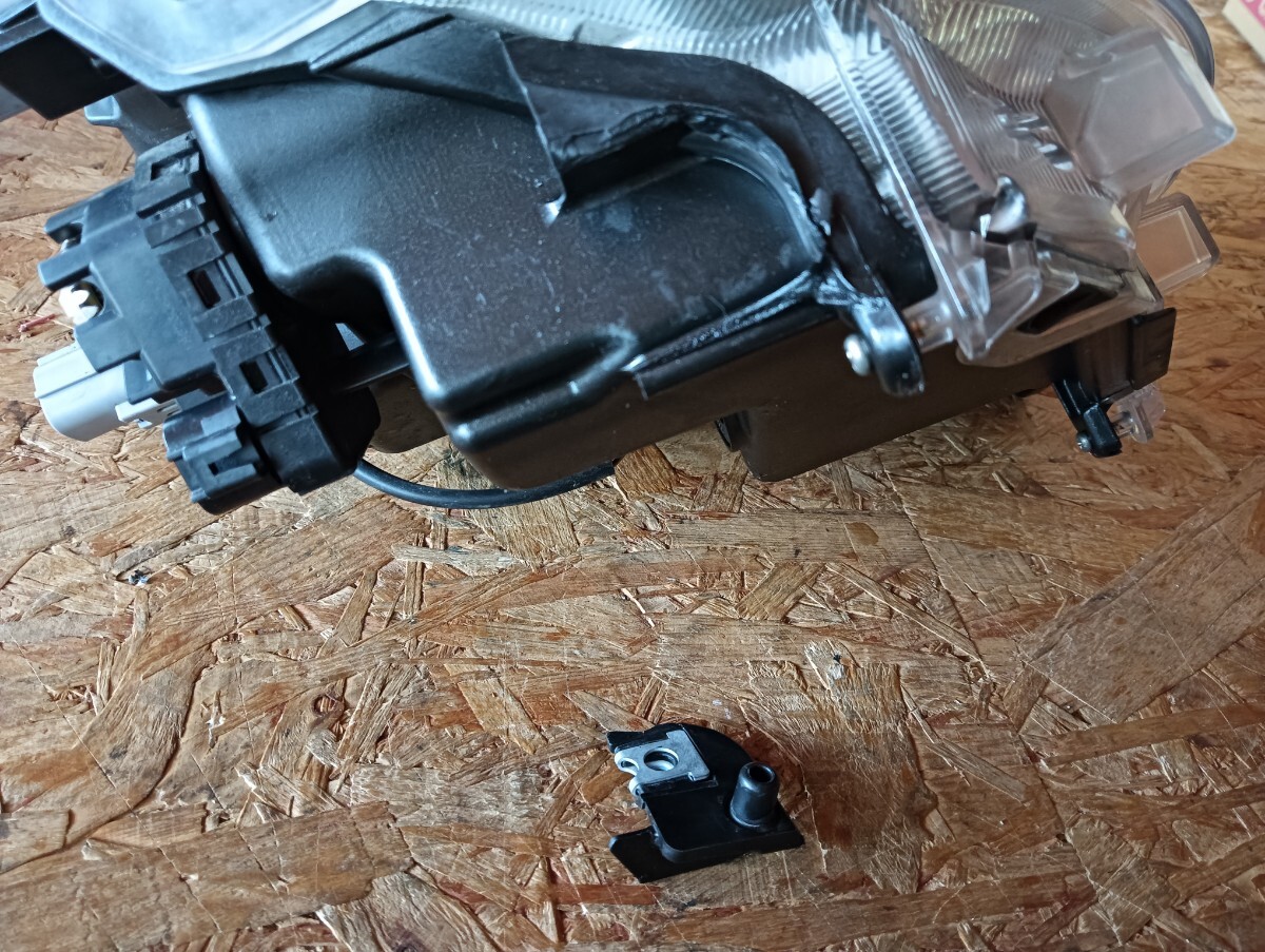 3915483■ LA800S ムーヴ キャンバス / ダイハツ純正 LEDヘッドライト 運転席側 ■ KOITO 100-69038 レベライザー 美品キズありLA810S 右側_画像3