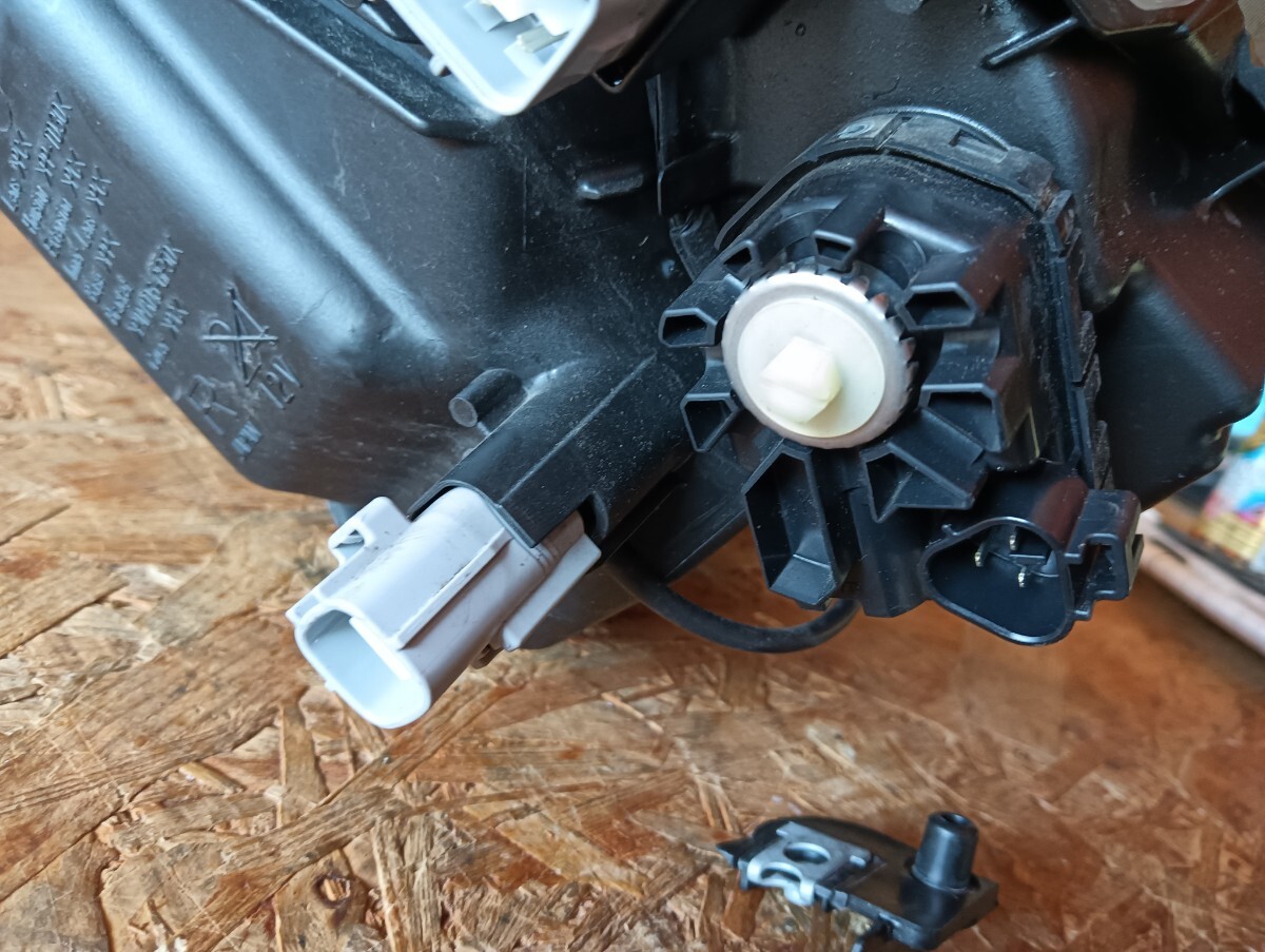 3915483■ LA800S ムーヴ キャンバス / ダイハツ純正 LEDヘッドライト 運転席側 ■ KOITO 100-69038 レベライザー 美品キズありLA810S 右側_画像4