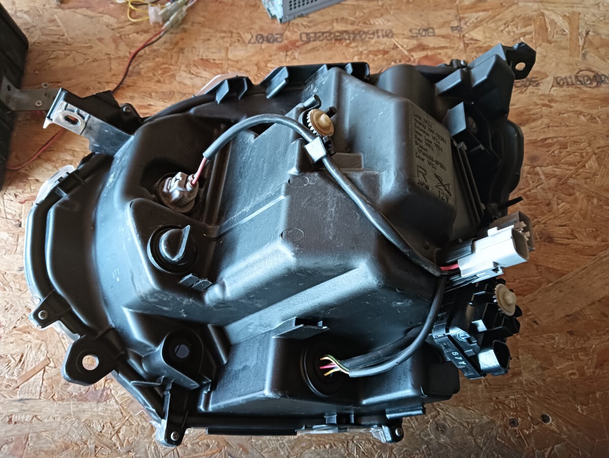 3915483■ LA800S ムーヴ キャンバス / ダイハツ純正 LEDヘッドライト 運転席側 ■ KOITO 100-69038 レベライザー 美品キズありLA810S 右側_画像6