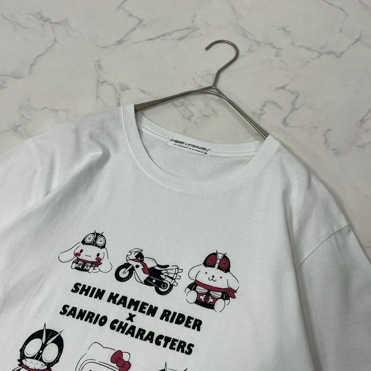シン・仮面ライダー × サンリオキャラクターズ シンカメンライダー 大きいサイズ キャラクター プリント リブ コットン 半袖 Tシャツ LL_画像2