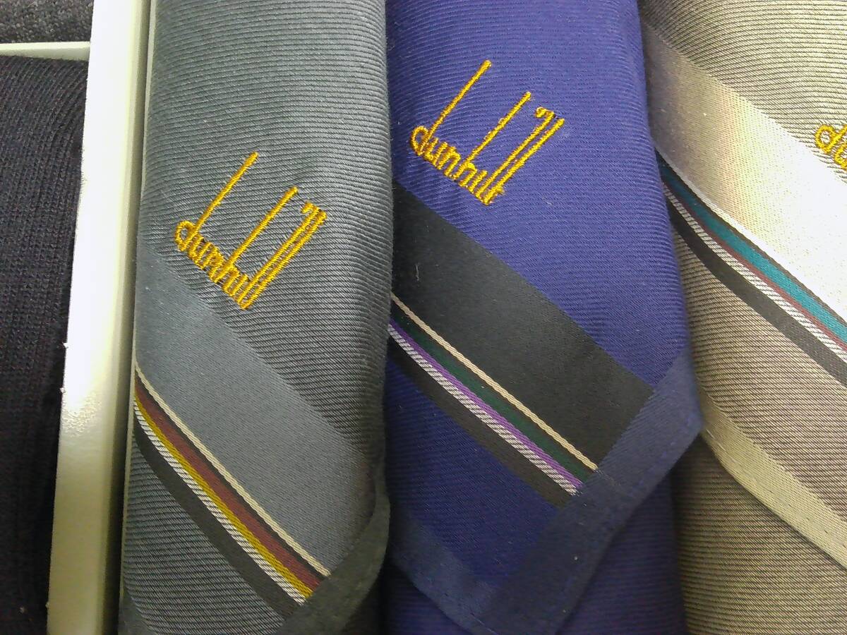♪新品♪未使用★dunhill★ダンヒル ロゴ刺繍 ハンカチ3枚＆靴下2足セット紺系・グレー系 サイズ25㎝_画像2