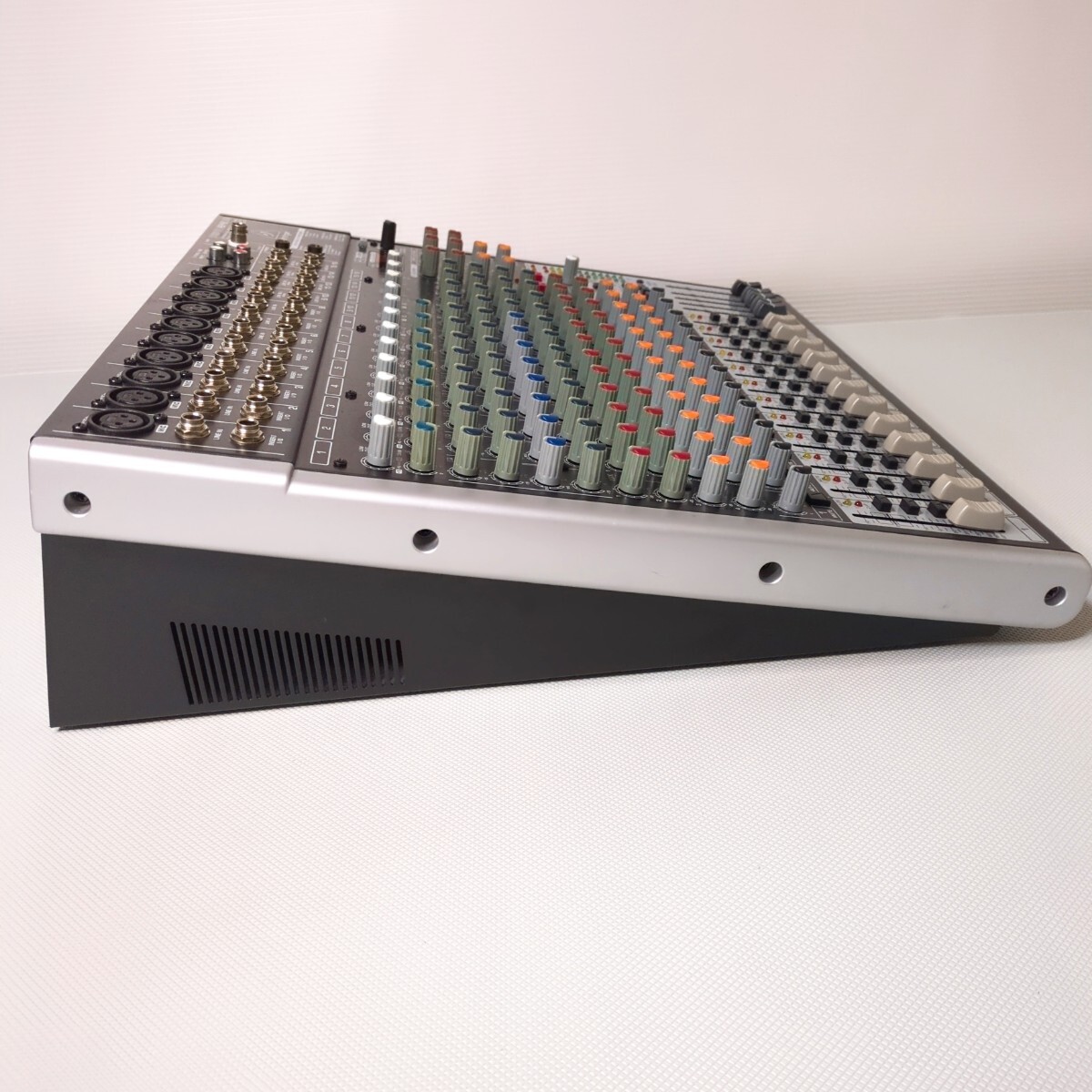 美品 Behringer アナログミキサー XENYX X2442USB 24チャンネル4バス 1ノブコンプ エフェクト USBオーディオインターフェース_画像8