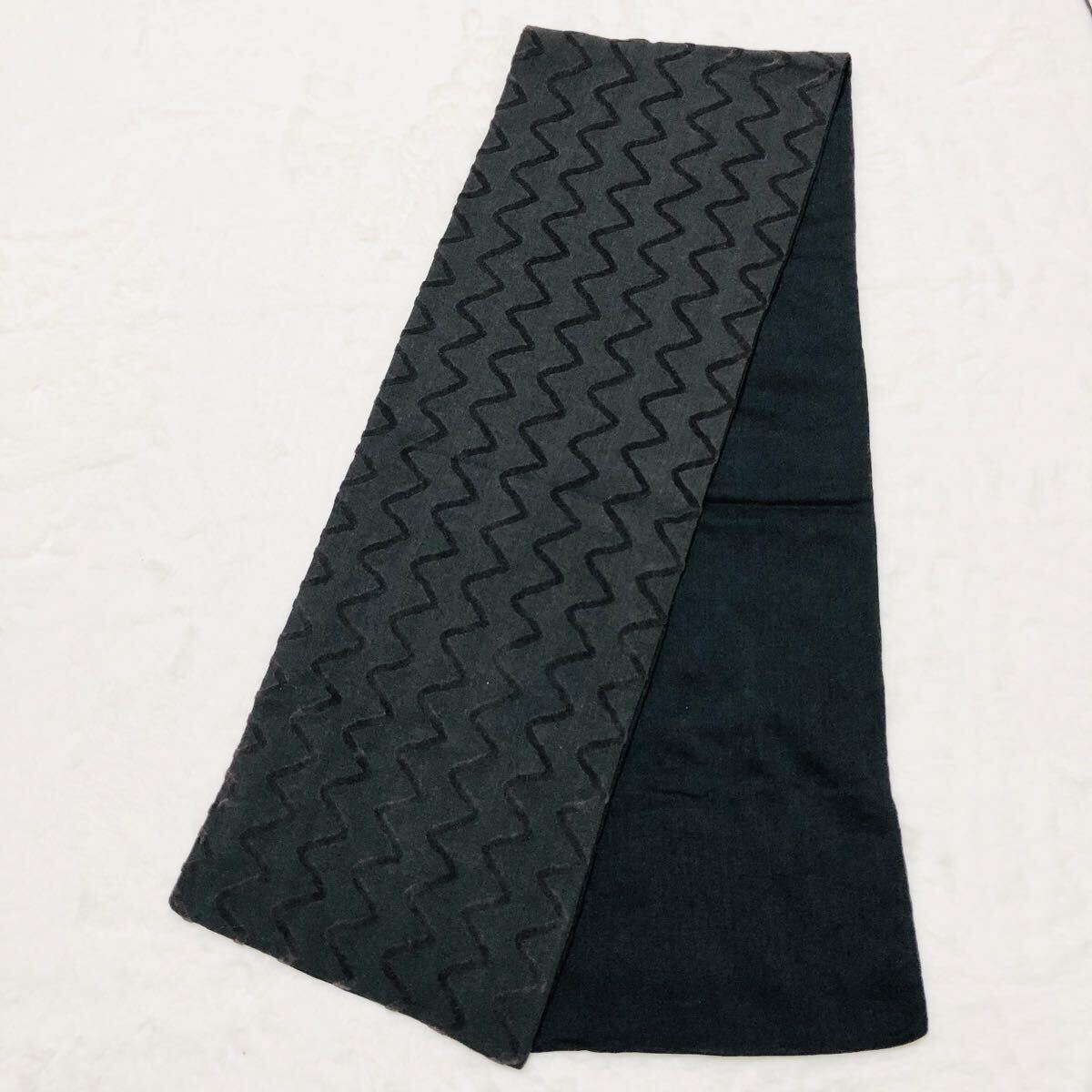 ■美品■ARMANI COLLEZIONI アルマーニ コレツィオーニ　マフラー　波線ストライプ　ブラック　イタリア製　ウール×コットン×シルク_画像2