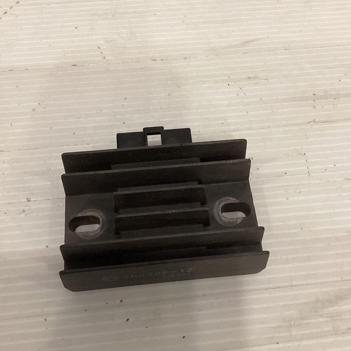 B39-44 スズキ アドレスV125S CF4MA レギュレーター　動作確認済み 純正部品_画像1