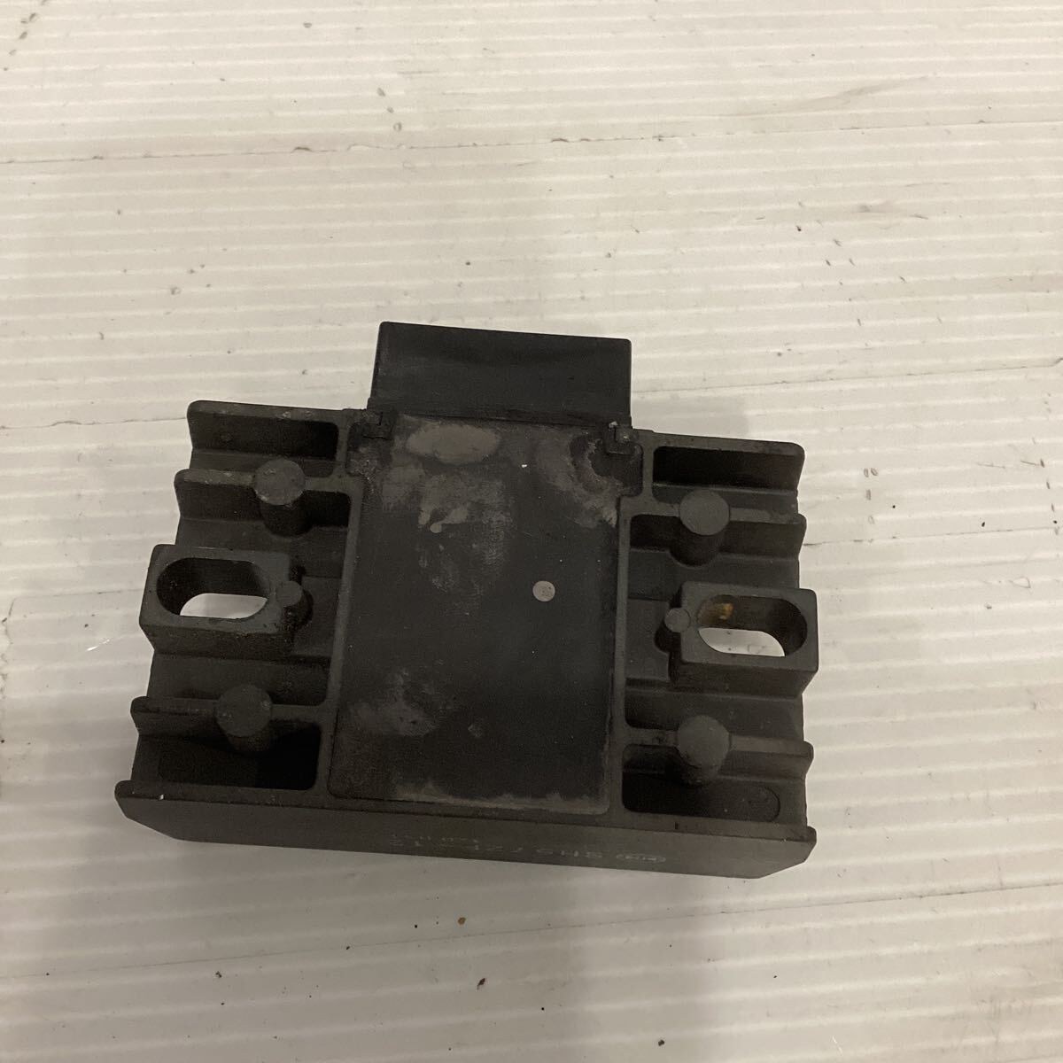 B39-44 スズキ アドレスV125S CF4MA レギュレーター　動作確認済み 純正部品_画像3