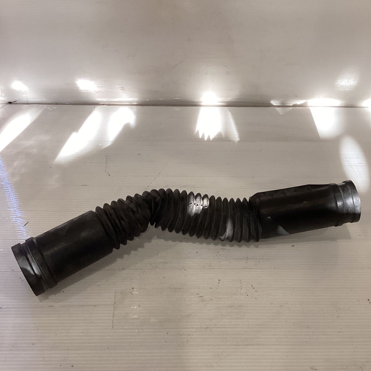 j17-9 ヤマハ マジェスティ125 キャブ車 5CA エアクリーナーダクト　純正部品_画像1