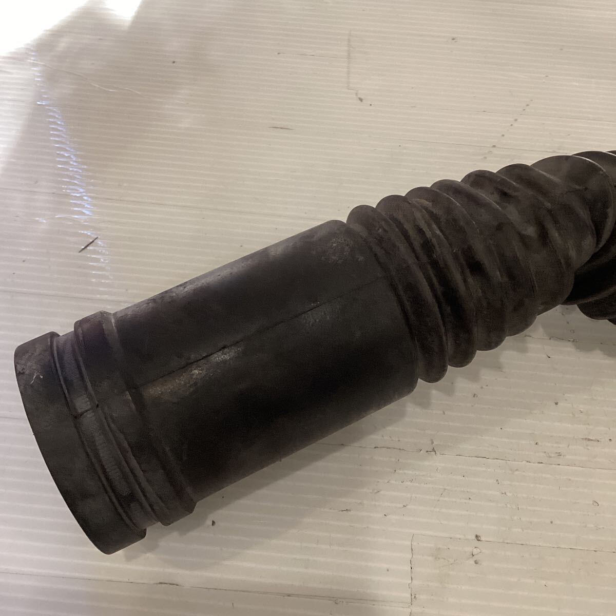 j17-9 ヤマハ マジェスティ125 キャブ車 5CA エアクリーナーダクト　純正部品_画像2