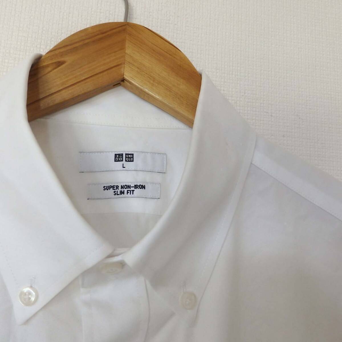 【送料無料】ユニクロ スーパーノンアイロンシャツスリムフィット　Lサイズ　メンズ　　G0１３/小さいしみあり_画像2