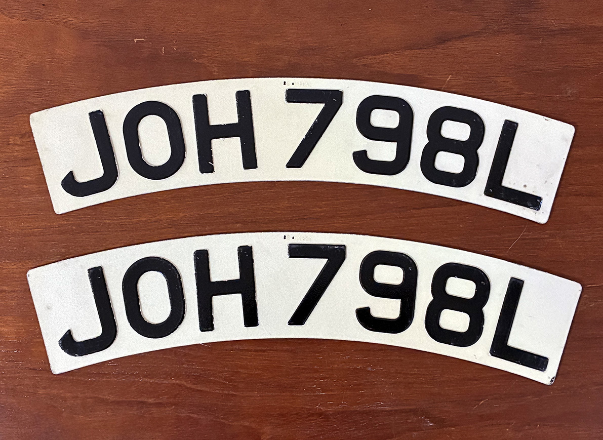 1970 годы предыдущий период Британия Vintage переднее крыло номерная табличка 2 шт. комплект подлинная вещь England Британия импорт Lambretta, Vespa, Triumph, Mini. 1970 годы предыдущий период Британия Vintage переднее крыло номерная табличка 2 шт. комплект подлинная вещь England Британия импорт Lambretta, Vespa, Triumph, Mini.