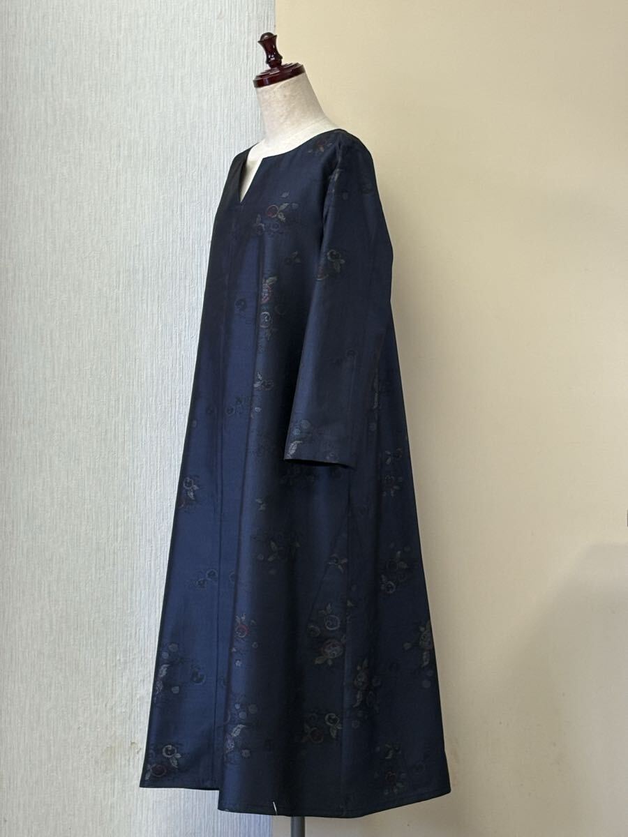 着物リメイク★ 正絹★ 紬（躾付未使用）★ 紺色★ 胸元Vカット、ロングフレアーワンピース_画像3