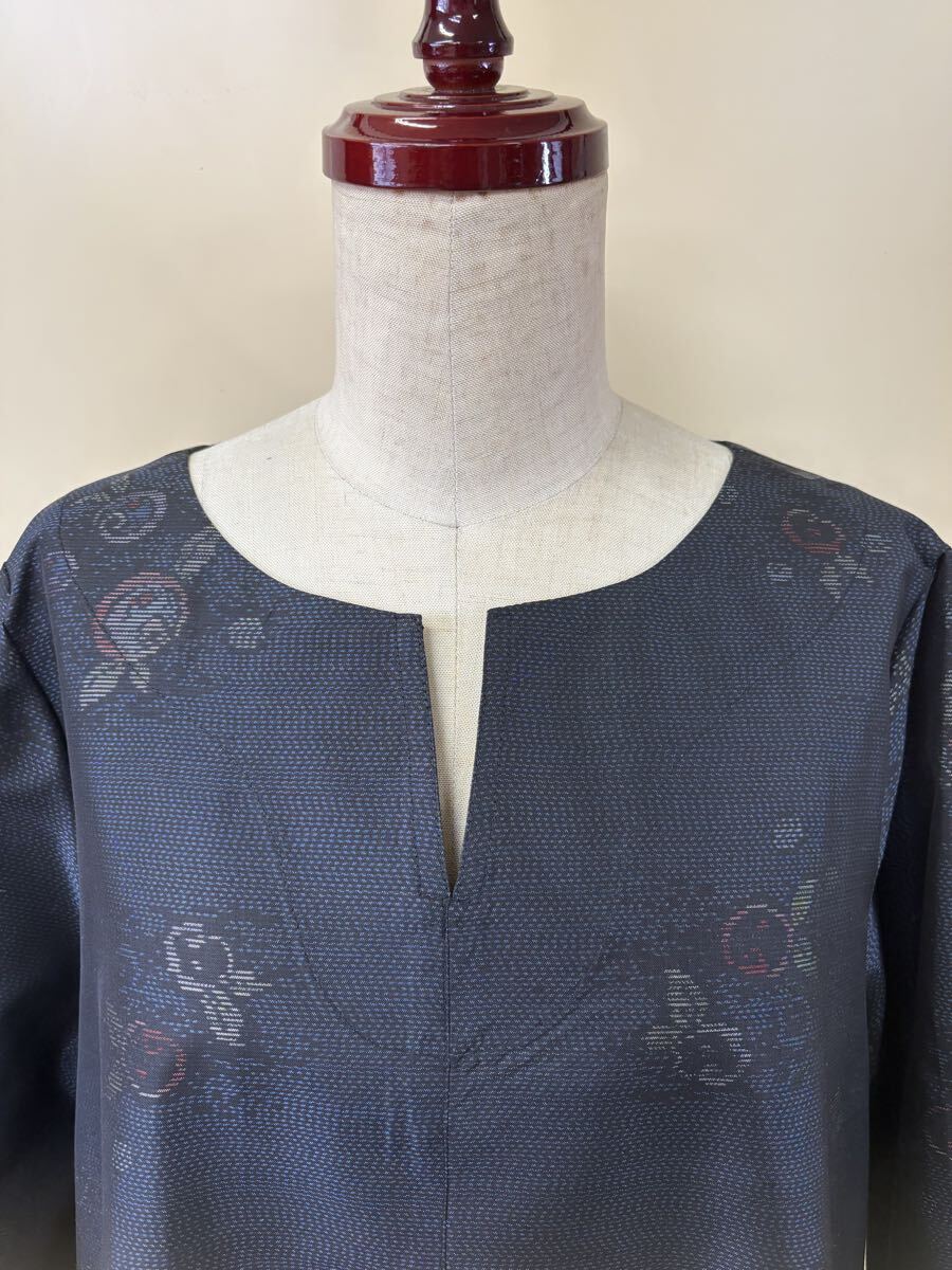 着物リメイク★ 正絹★ 紬（躾付未使用）★ 紺色★ 胸元Vカット、ロングフレアーワンピース_画像4