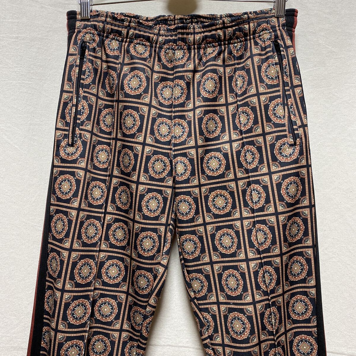 アーバンアウトフィッターズ　トラックパンツ　総柄　サイドライン　ジャージパンツ　ラインパンツ　URBAN OUTFITTERS _画像1