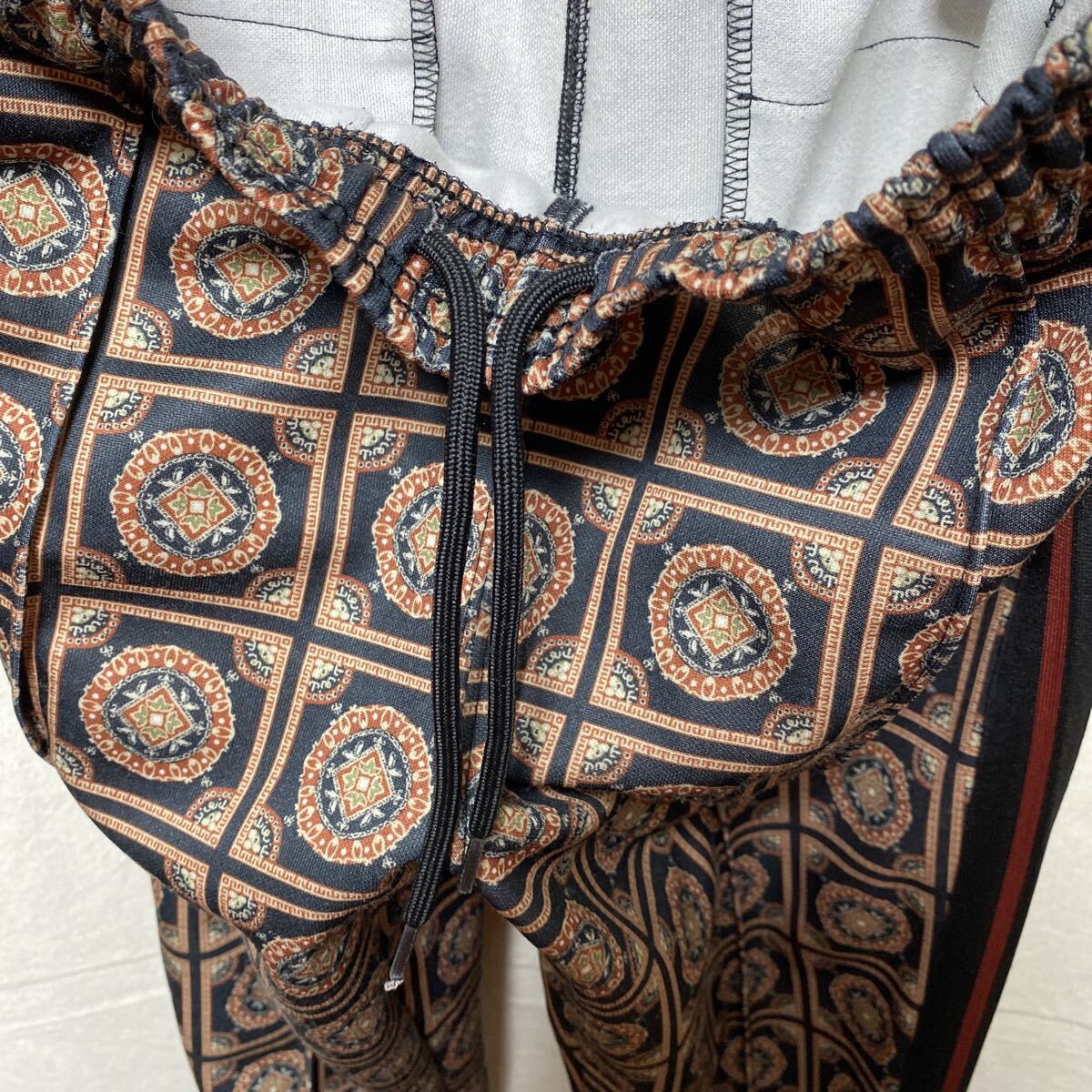 アーバンアウトフィッターズ　トラックパンツ　総柄　サイドライン　ジャージパンツ　ラインパンツ　URBAN OUTFITTERS _画像6