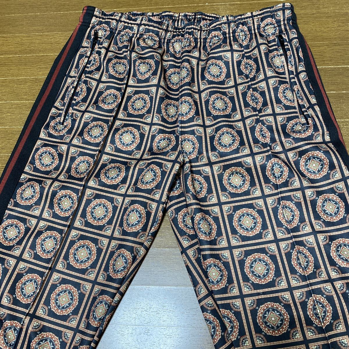 アーバンアウトフィッターズ　トラックパンツ　総柄　サイドライン　ジャージパンツ　ラインパンツ　URBAN OUTFITTERS _画像7