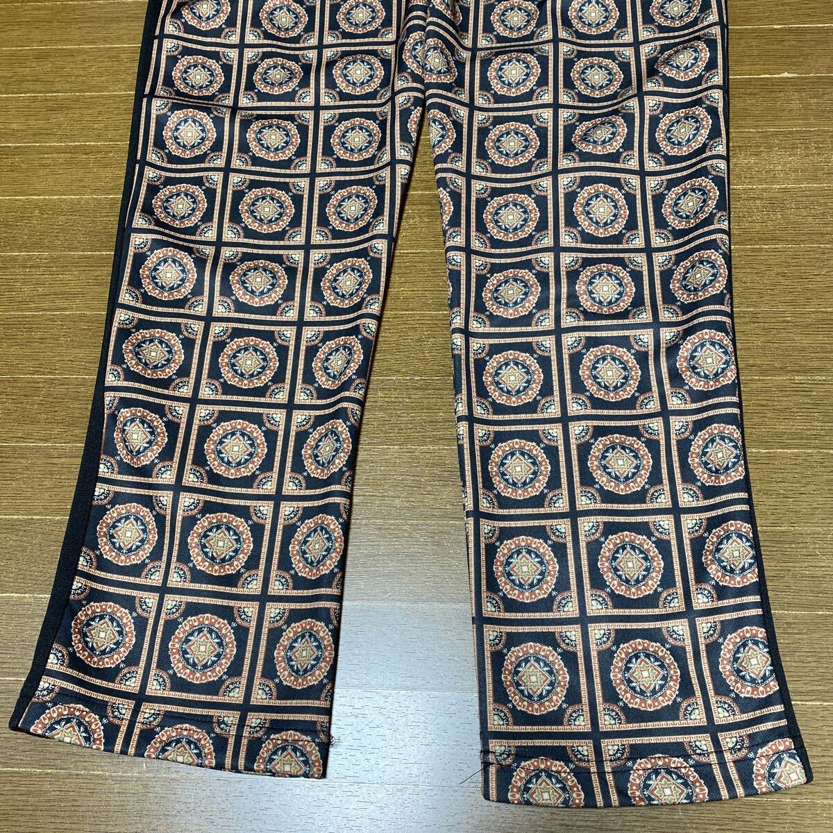 アーバンアウトフィッターズ　トラックパンツ　総柄　サイドライン　ジャージパンツ　ラインパンツ　URBAN OUTFITTERS _画像9