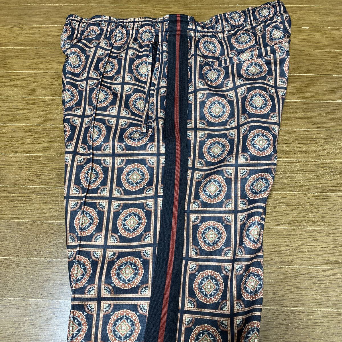 アーバンアウトフィッターズ　トラックパンツ　総柄　サイドライン　ジャージパンツ　ラインパンツ　URBAN OUTFITTERS _画像10