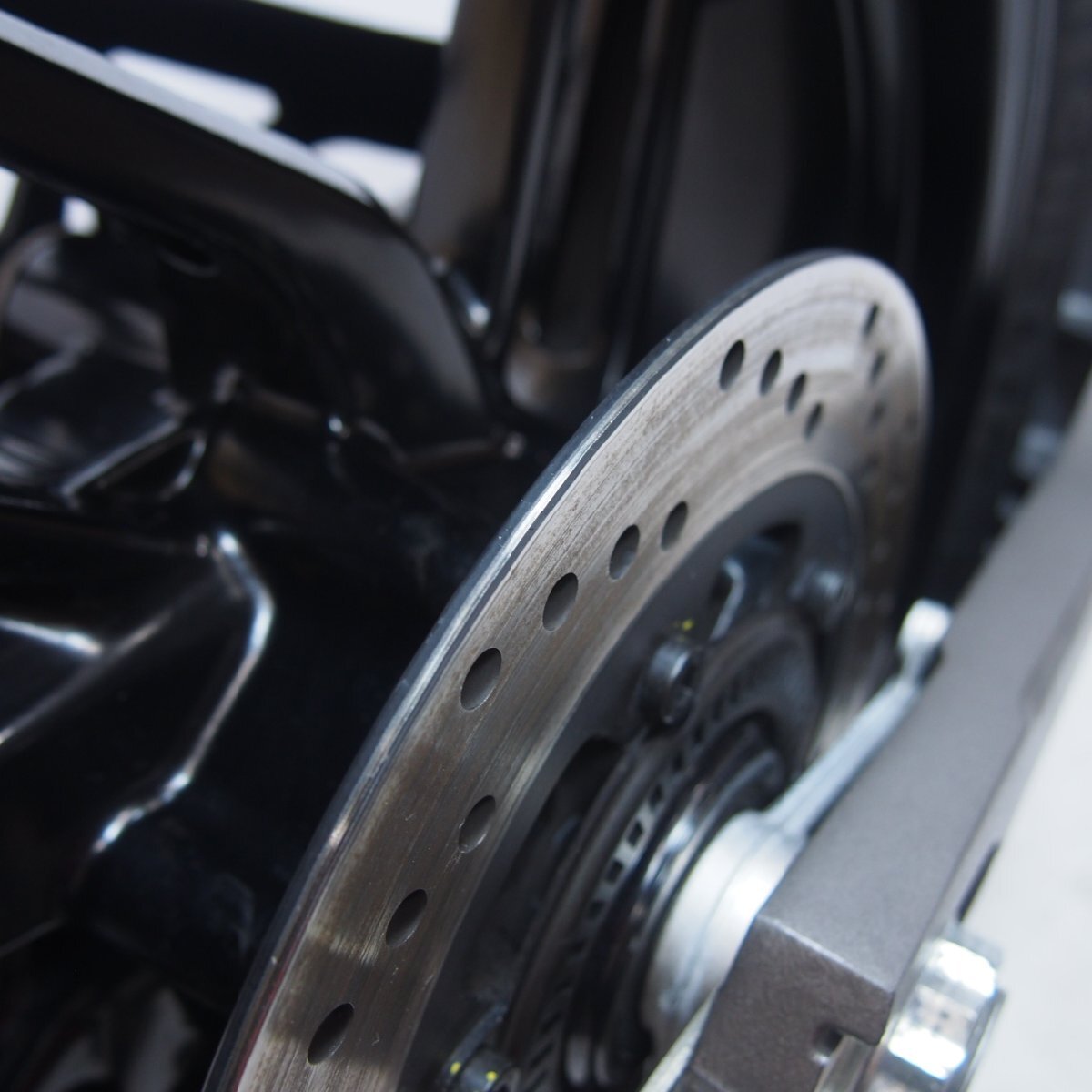 ドゥカティM821純正リアホイールsetスイングアーム付きZDMMH00AALB007×××外しモンスター821_画像2