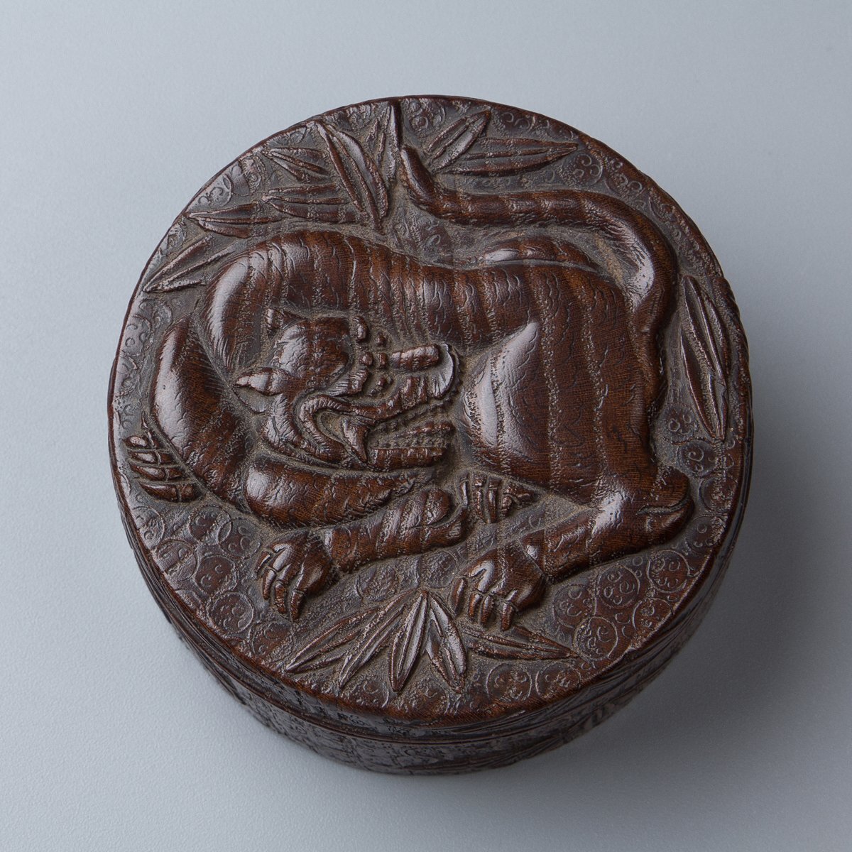 【五】島桑 竹虎彫陽刻香合 箱付_画像2