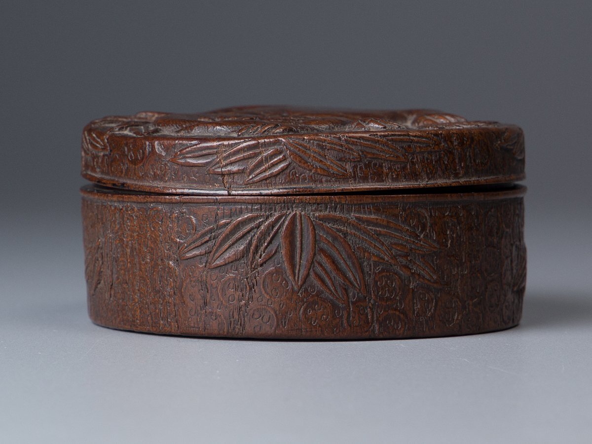 【五】島桑 竹虎彫陽刻香合 箱付_画像3