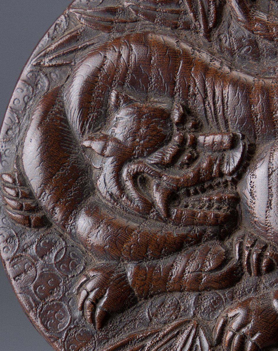 【五】島桑 竹虎彫陽刻香合 箱付_画像4