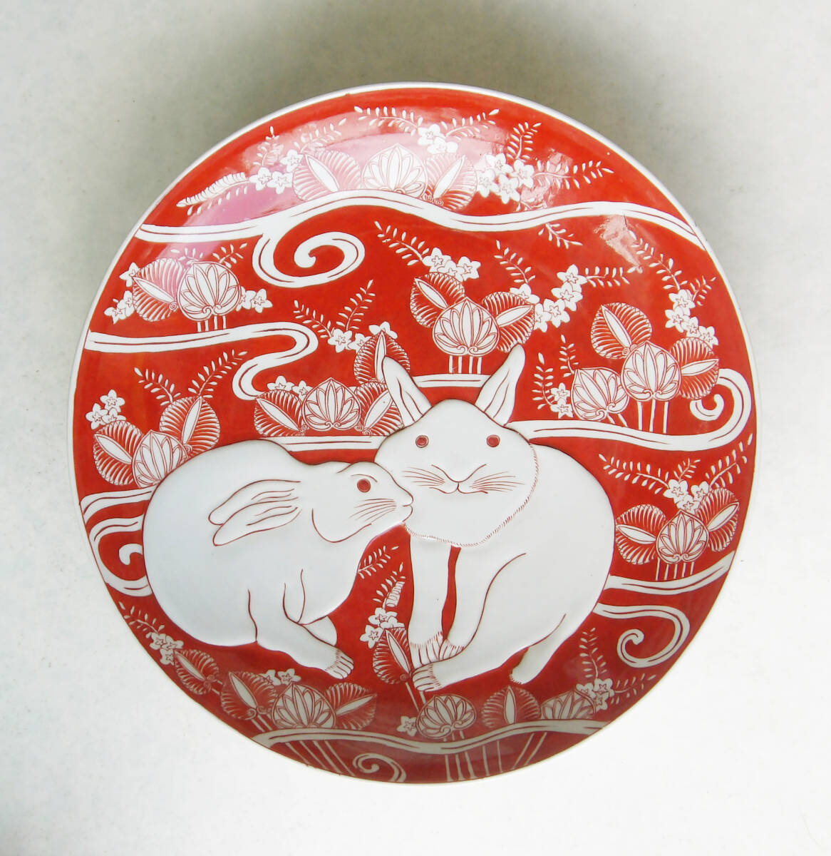 色絵　陽刻　双兎の図　大皿_画像1