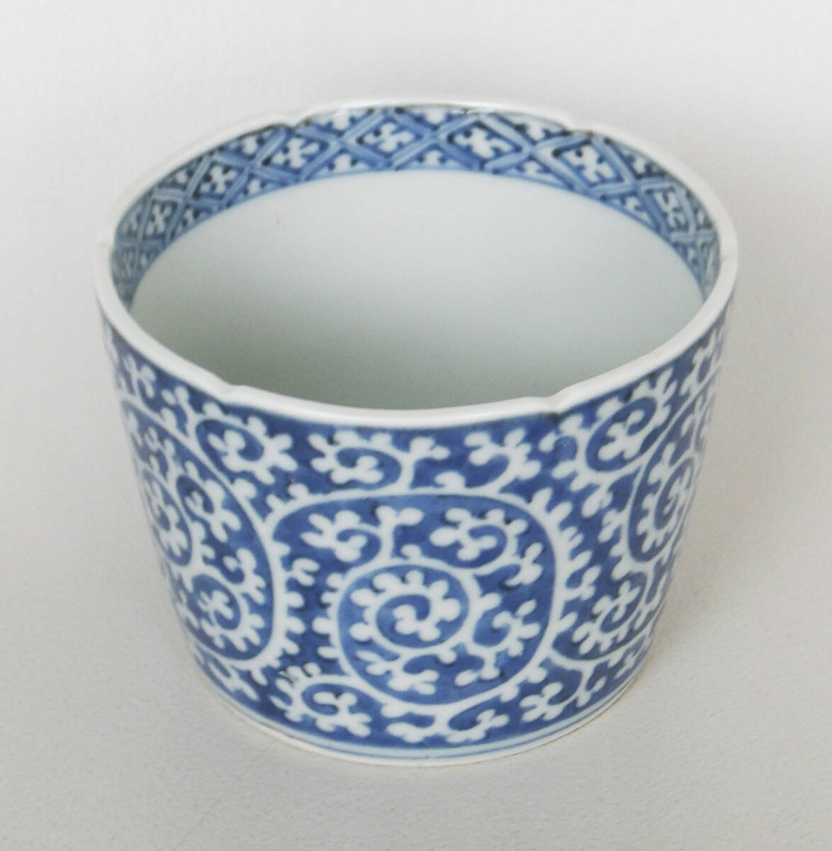 染付 白抜き蛸唐草 松竹梅の図 蕎麦猪口_画像5