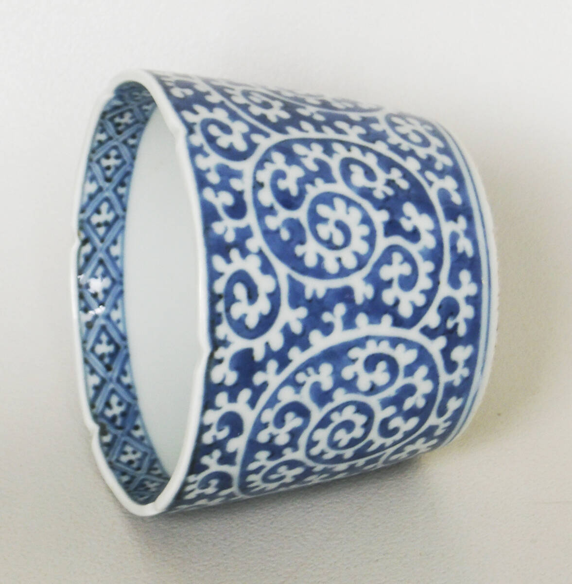 染付 白抜き蛸唐草 松竹梅の図 蕎麦猪口_画像3