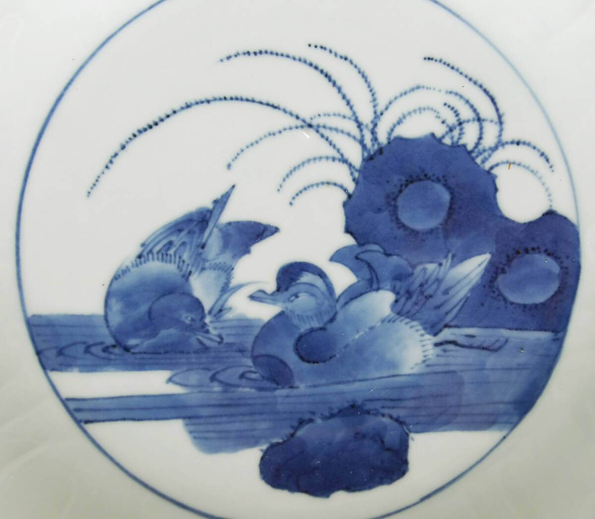 染付　陽刻　鴛鴦の図　中皿_画像2