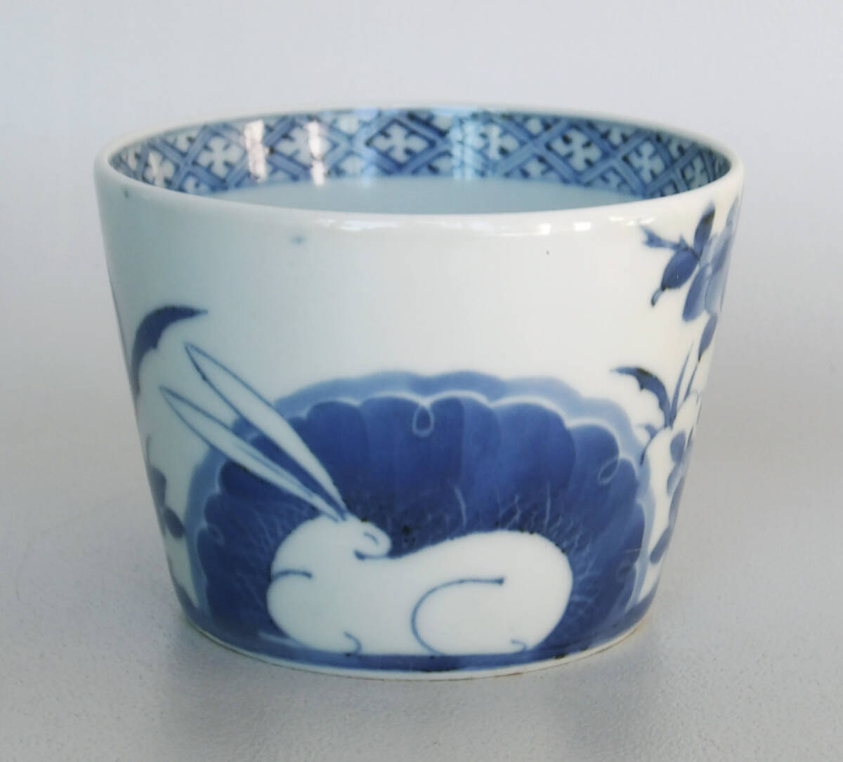 белый фарфор с синим рисунком .... map соба чашка саке белый фарфор с синим рисунком .... map соба чашка саке