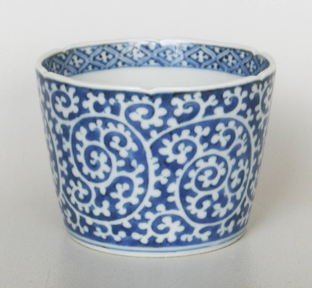 染付 白抜き蛸唐草 松竹梅の図 蕎麦猪口_画像2