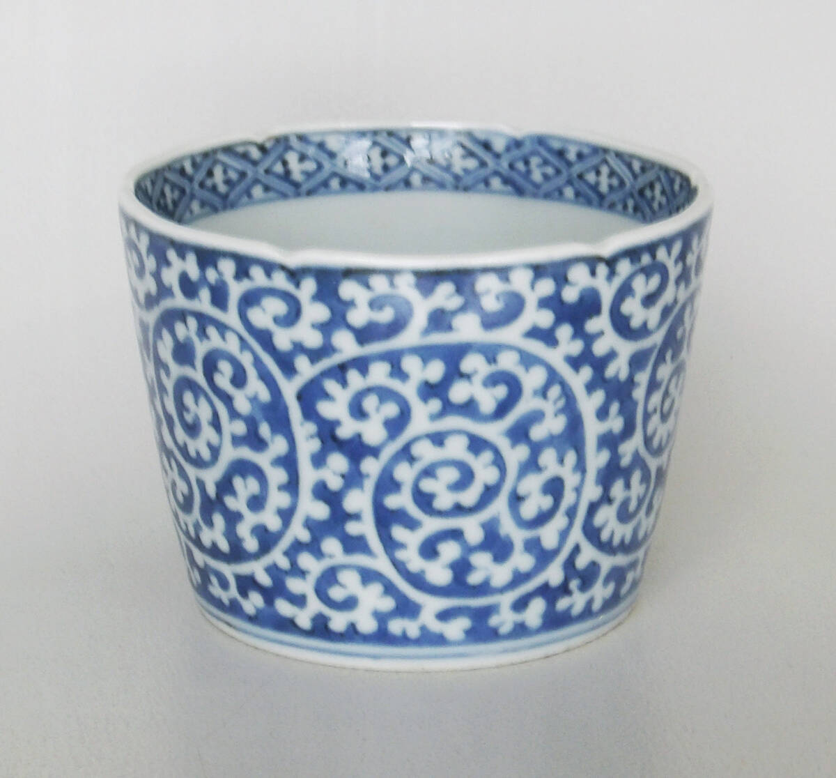 染付 白抜き蛸唐草 松竹梅の図 蕎麦猪口_画像1