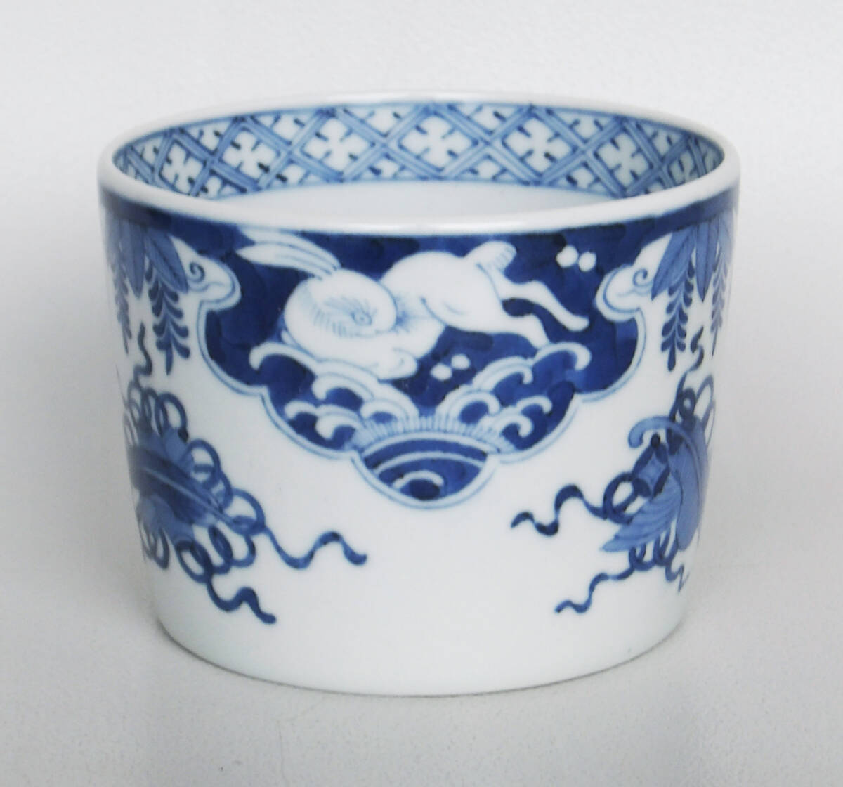 染付　宝尽文　波兎の図　大振り蕎麦猪口_画像1