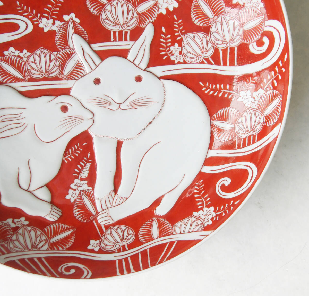 色絵　陽刻　双兎の図　大皿_画像3