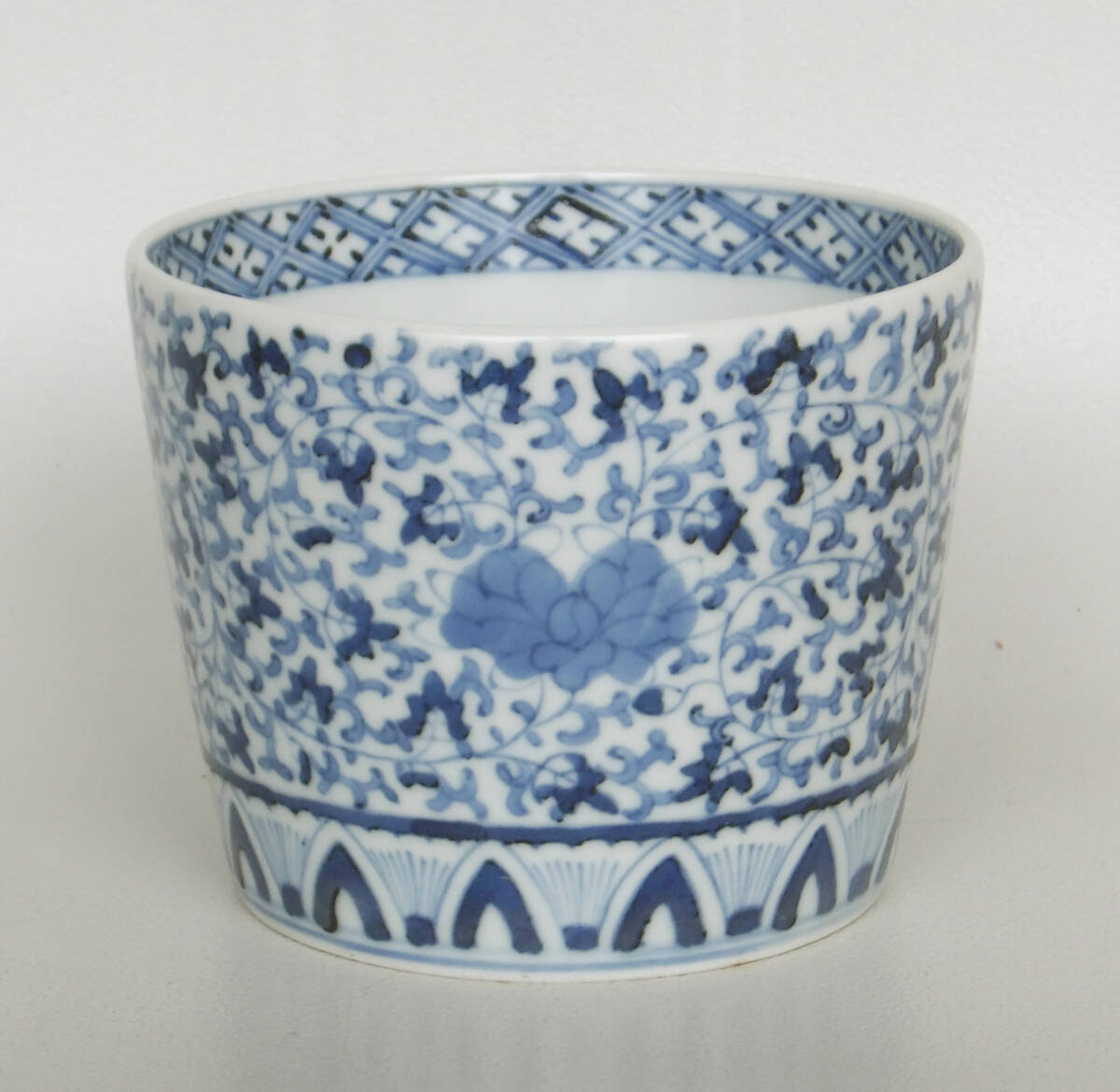 染付　花唐草　松竹梅の図　大振り蕎麦猪口_画像1