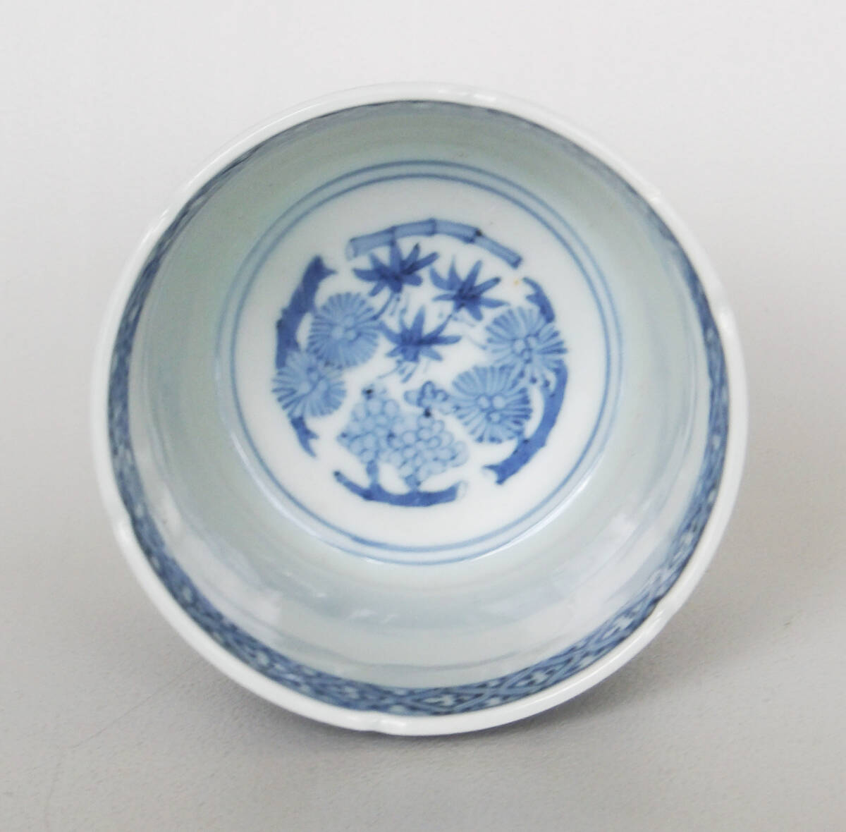 染付 白抜き蛸唐草 松竹梅の図 蕎麦猪口_画像6