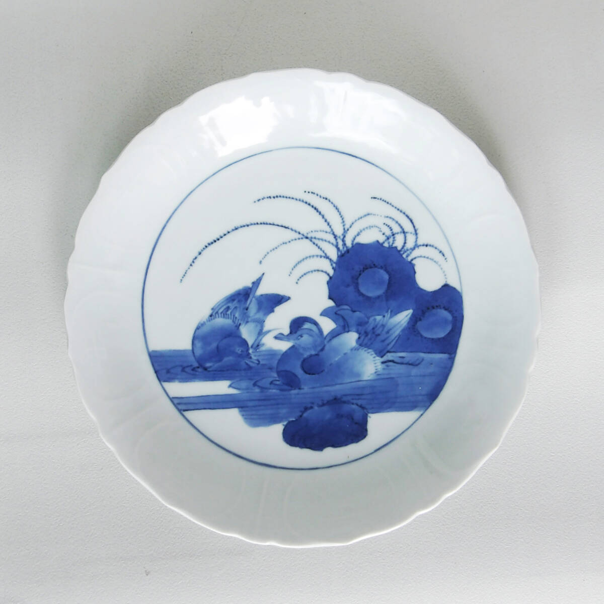 染付　陽刻　鴛鴦の図　中皿_画像1