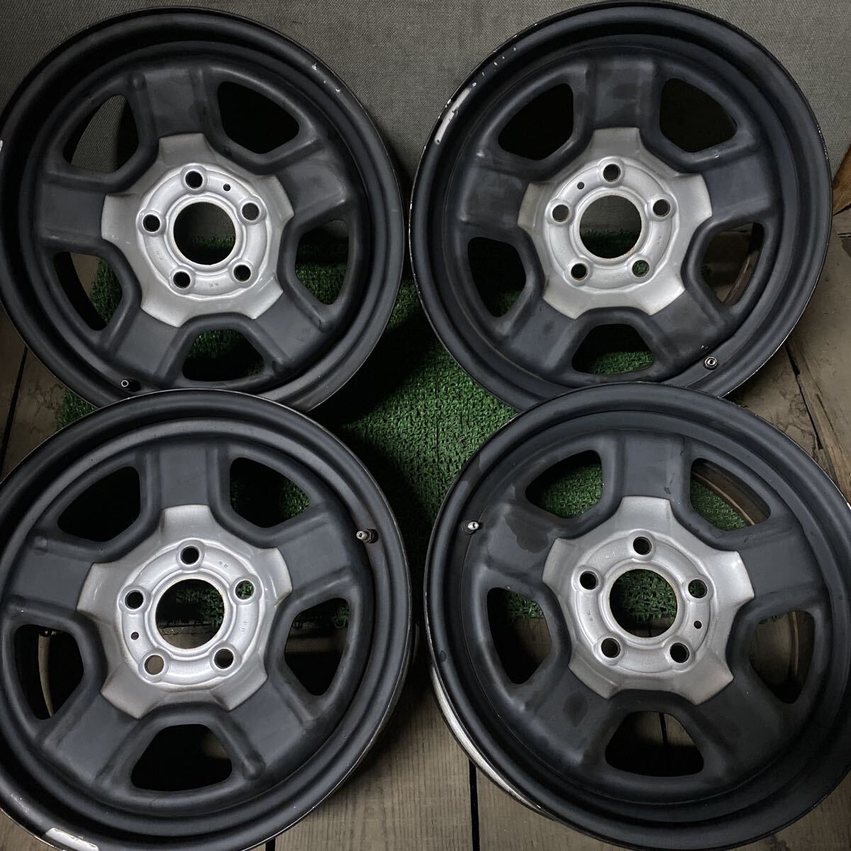 ジープ純正ホイール 16インチ 16×6.5J+40 PCD114.3-5H ハブ68mm 沖縄離島発送不可 _画像1